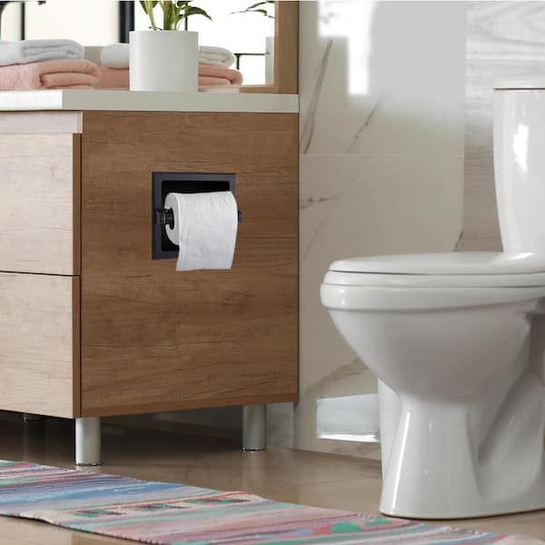 Zwarte inbouw toiletrolhouder gemonteerd in een houten badkamermeubel naast een toilet.